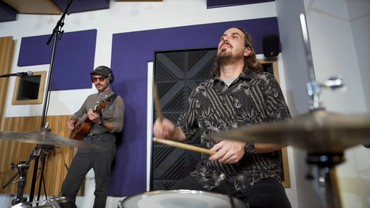Watch Erik Canales perform Mi Culpa at Estudio 13